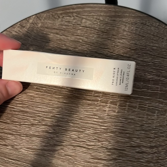 FENTY BEAUTY PRO KISS’R LUSCIOUS LIP BALM -COCOA DRIZZLE NWT - Picture 3 of 4